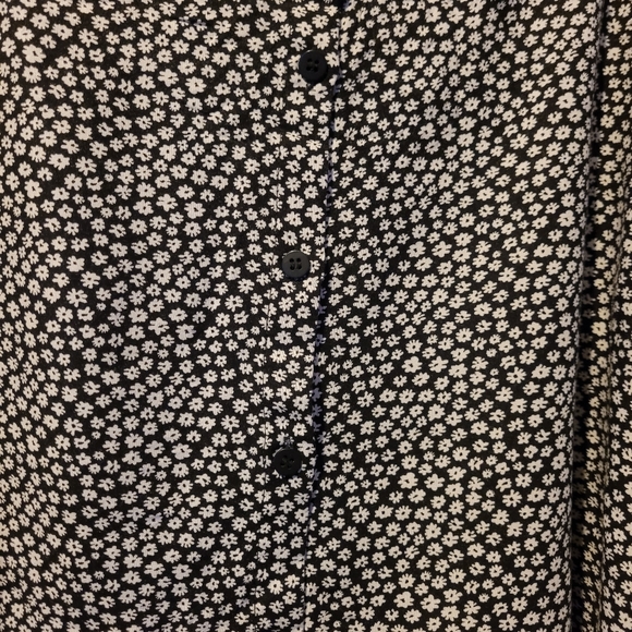 Black Daisy Filled Skirt - Picture 2 of 7